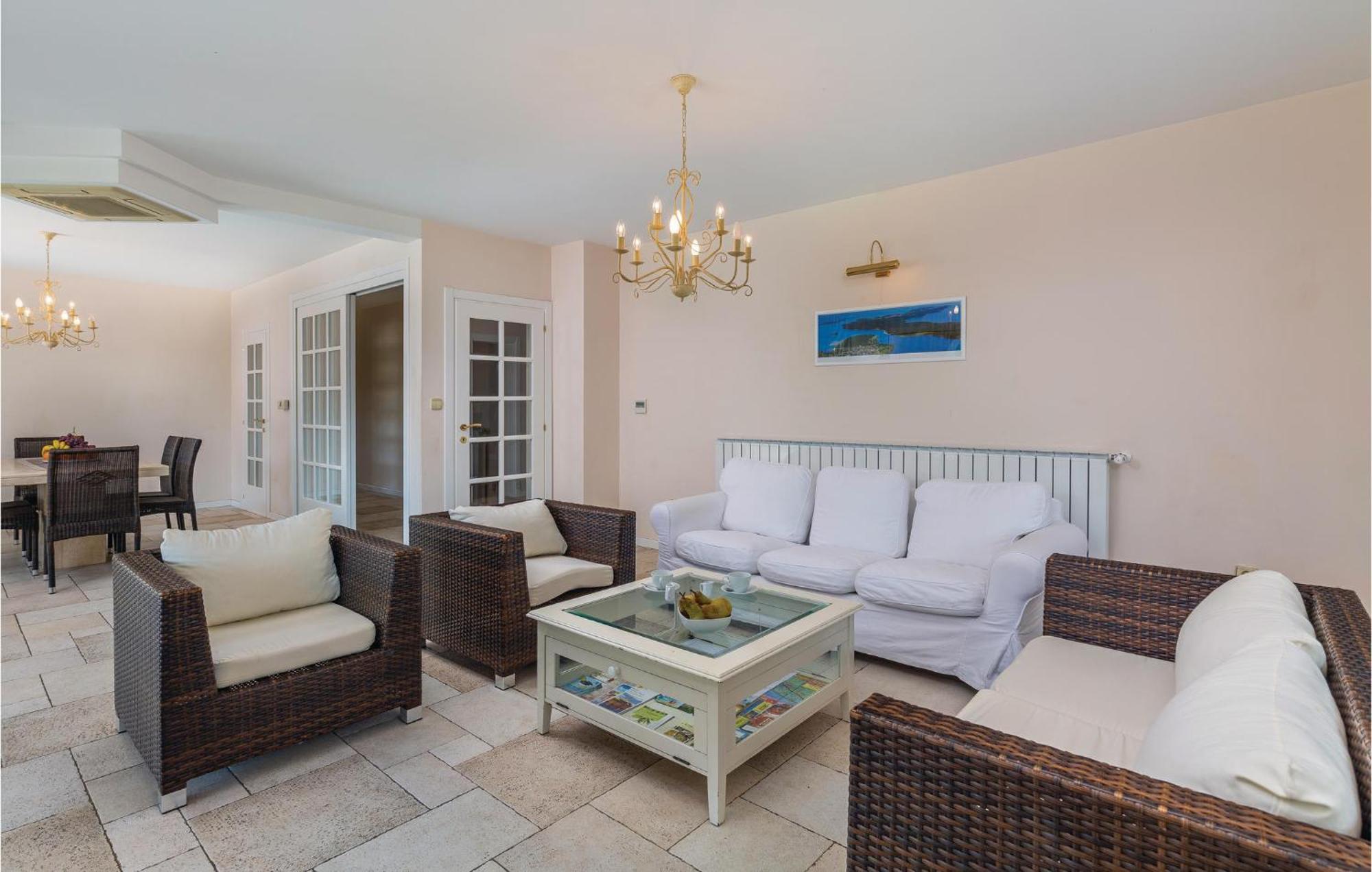 Beautiful Home In Pula With House Sea View Vikendica *