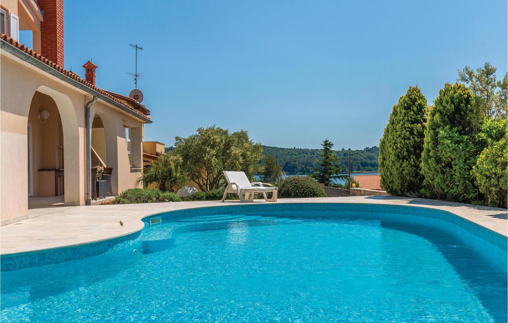 Vikendica Beautiful Home In Pula With House Sea View