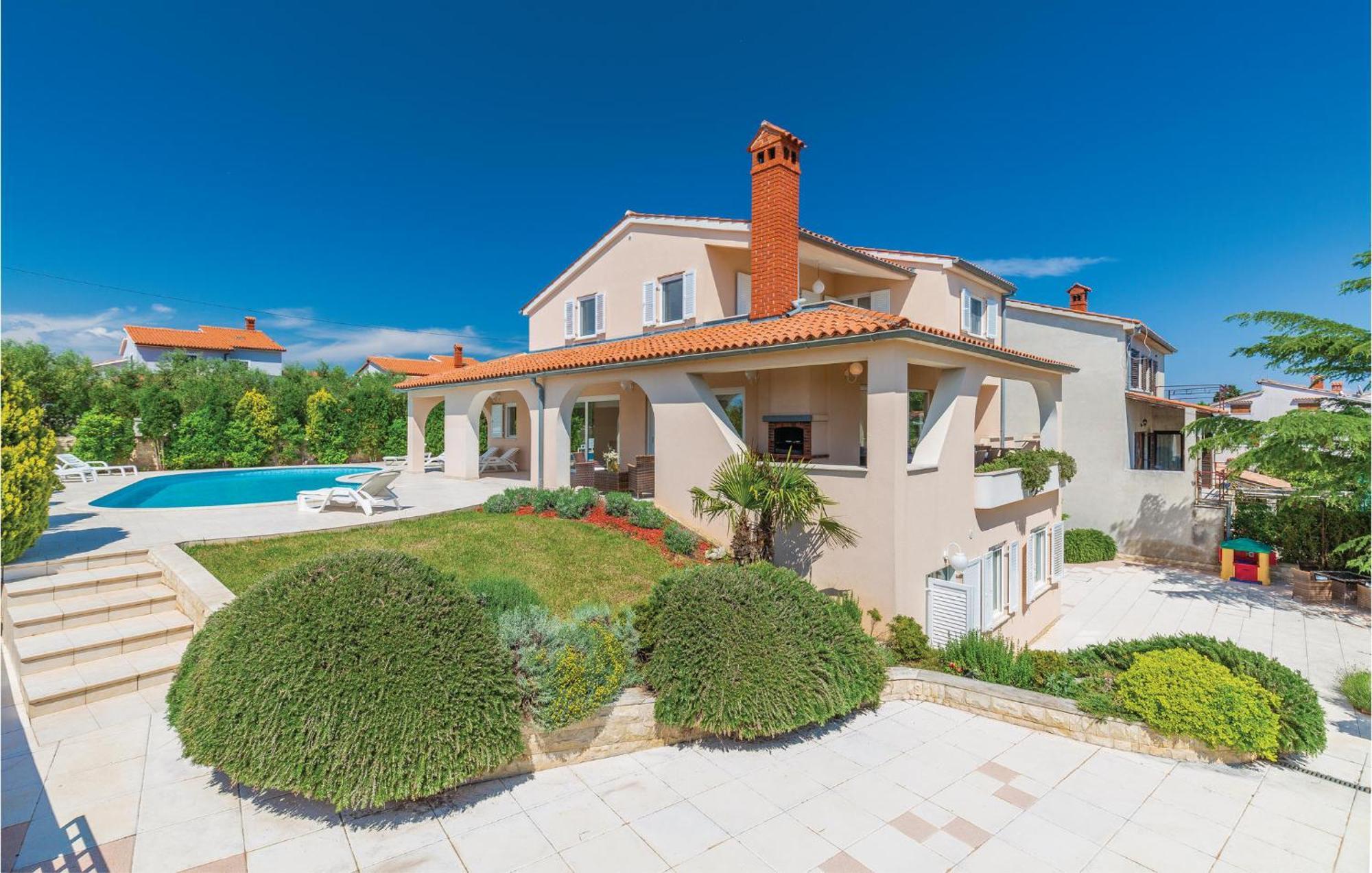 Beautiful Home In Pula With House Sea View Vikendica