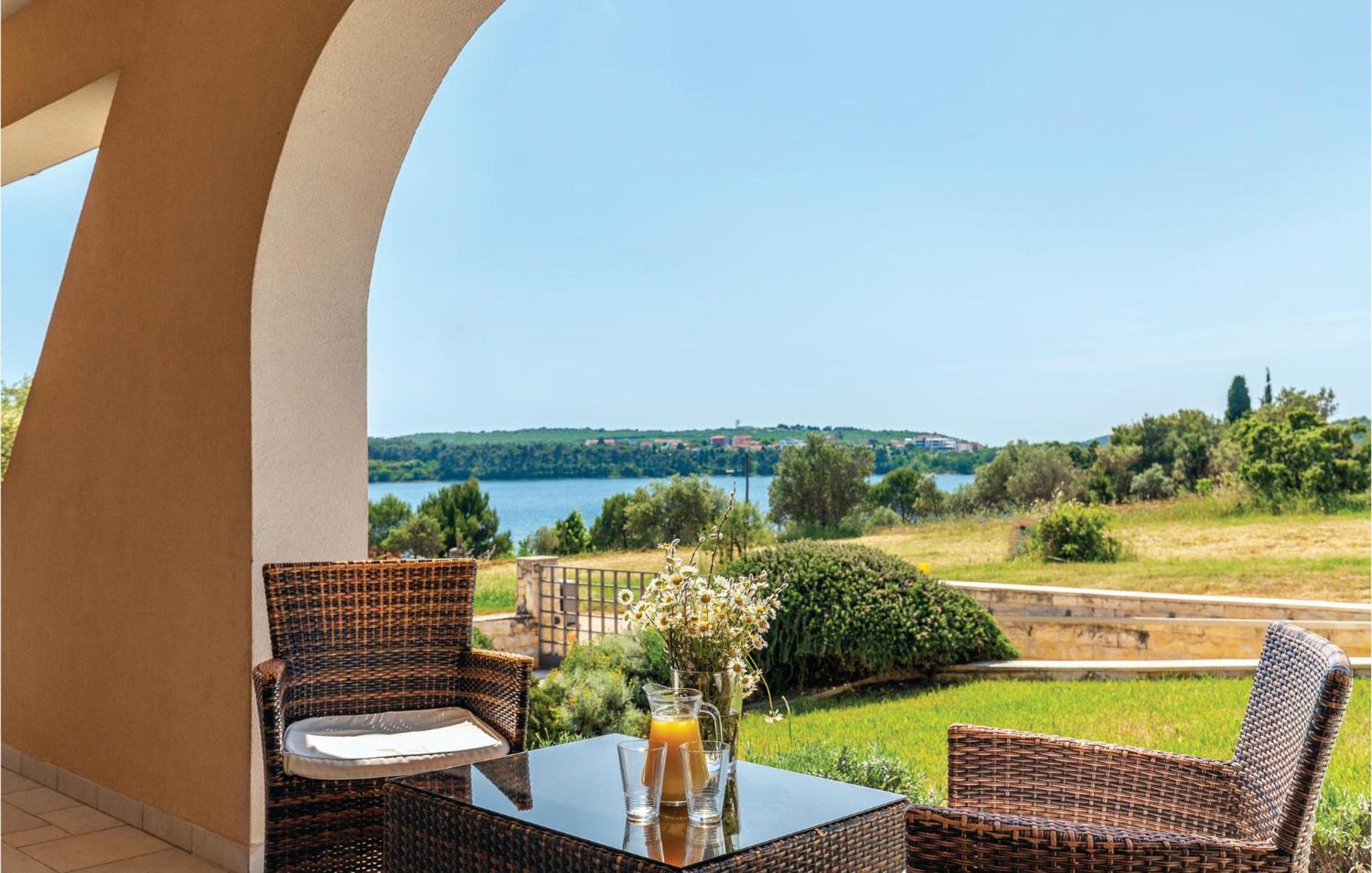 Beautiful Home In Pula With House Sea View Vikendica