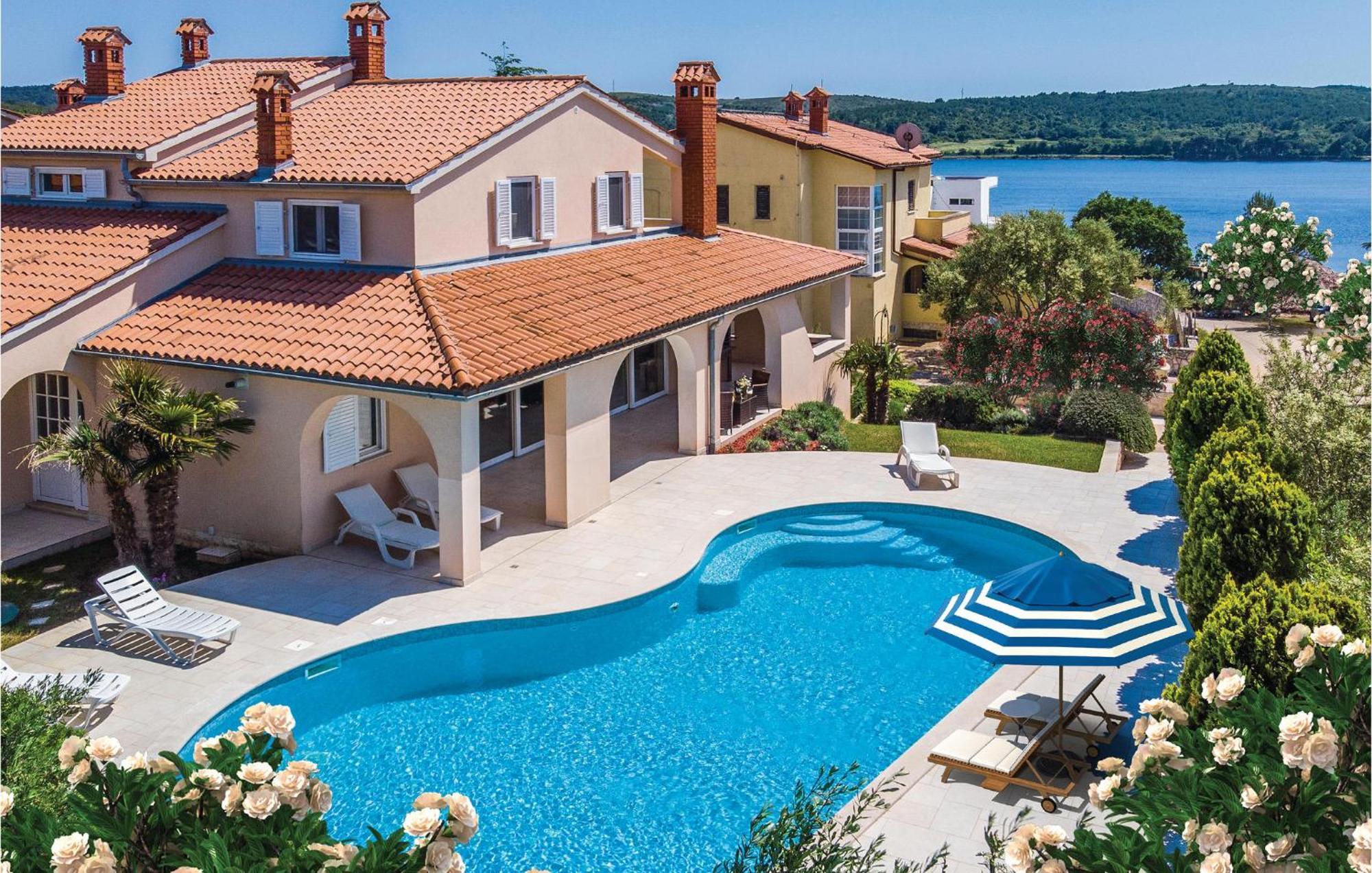 Beautiful Home In Pula With House Sea View Vikendica *