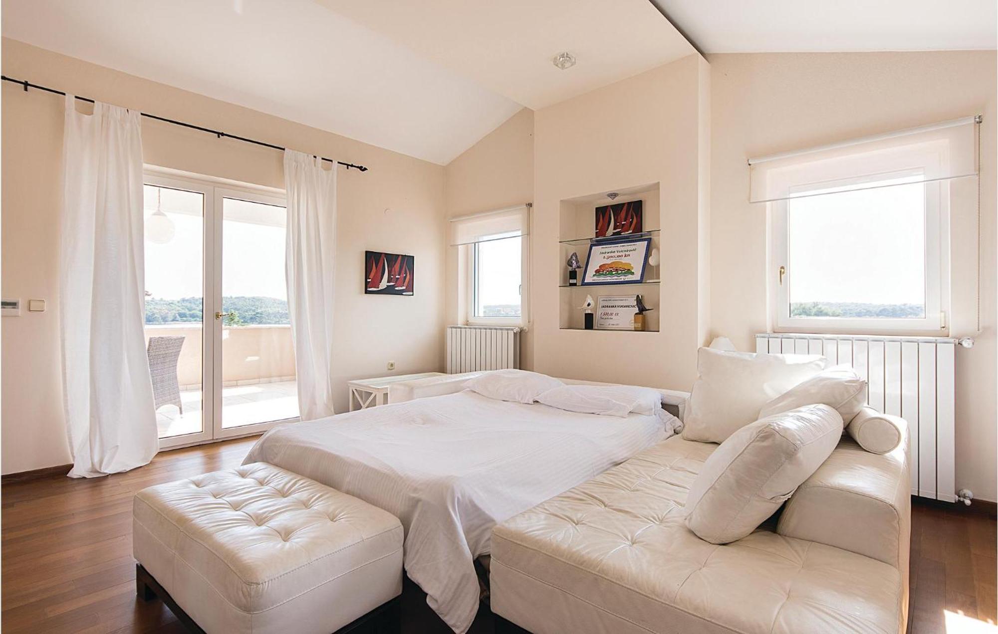 Beautiful Home In Pula With House Sea View Vikendica *