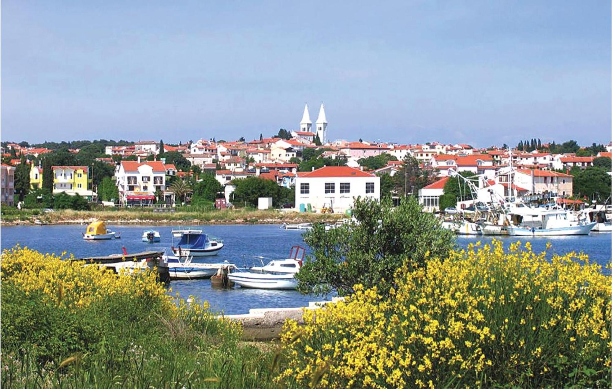Beautiful Home In Pula With House Sea View Vikendica