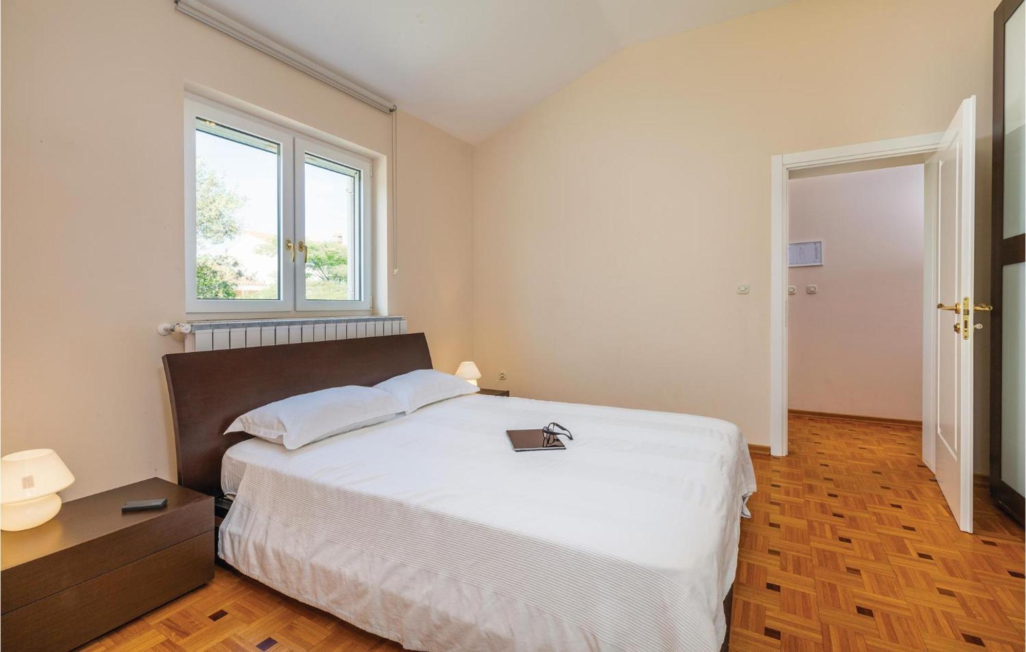 Beautiful Home In Pula With House Sea View Vikendica
