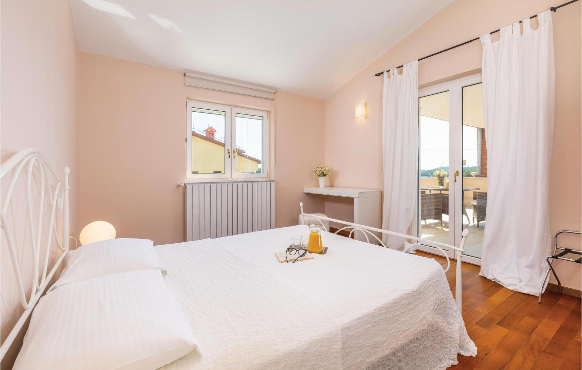 Beautiful Home In Pula With House Sea View Vikendica Pula